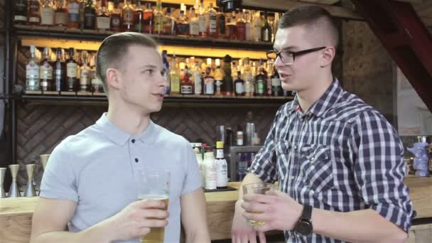 Dos hombres beben en el bar. — Vídeo de stock