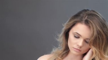 Yüzünü toching model yakın