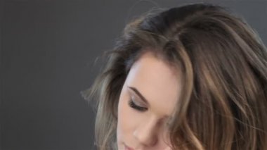 Modelin yakın çekim dudaklarına dokunur
