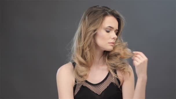 Chica gira el cabello — Vídeo de stock