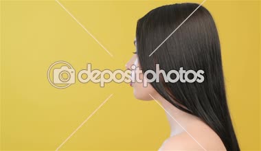 Kadın kamera başına döner