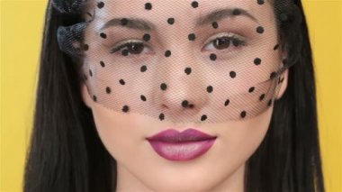 Kadın örtülü yüzünü kapat