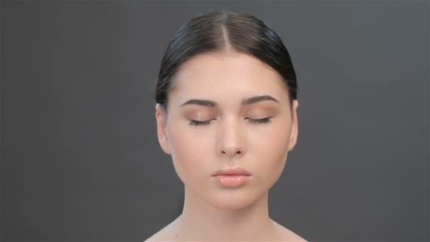 Detailní záběr žena otevře oči — Stock video