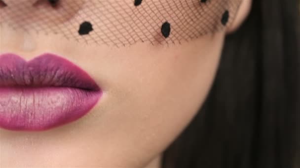 Macro gros plan des lèvres vives du visage voilé 