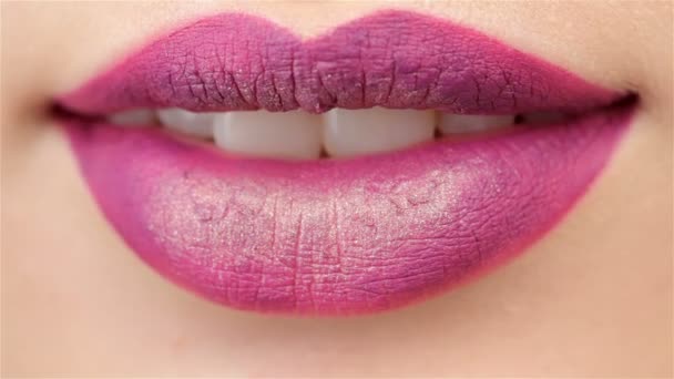 Bouche légèrement ouverte avec lèvres prunes — Video