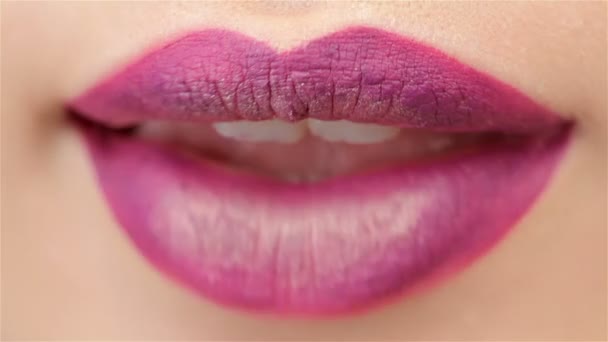 Kadın dudağı ısırıkları — Stok video
