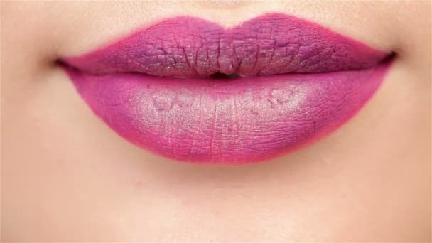 Meisje likt haar lip door haar tong — Stockvideo