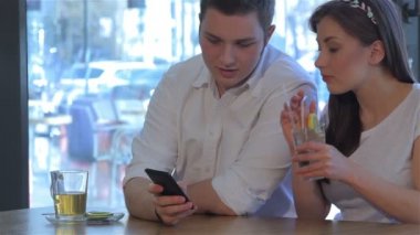 Kadın içecekler kokteyl kafede man yakınındaki