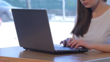 Bir dizüstü bilgisayarda yazarak kız yakın çekim