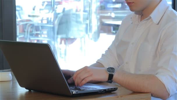 Gros plan des types d'hommes sur ordinateur portable au café — Video