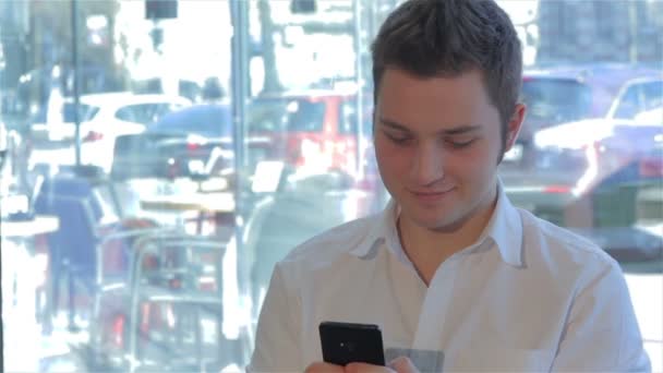 Gros plan de l'homme utilise un téléphone portable au café — Video