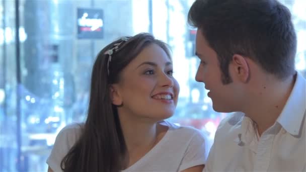 Närbild på par prata med varandra på café — Stockvideo