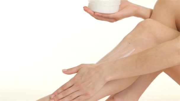 Close up of woman creams her leg — Stock Video