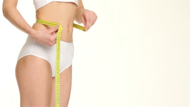 Mujer mide su cintura — Vídeo de stock