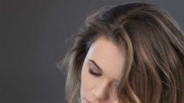 Wunderschöne weibliche Modell berührt Lippen — Stockvideo