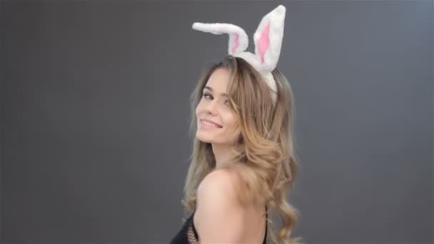 Flicka snurrar med bunny öron på huvudet — Stockvideo