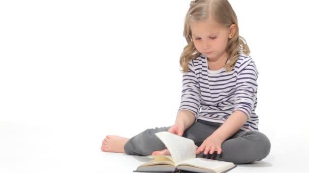 Mała dziewczynka liście książki — Wideo stockowe