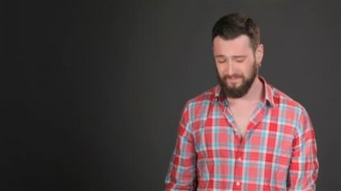 Sakallı adam onun boyun arkasında çizikler