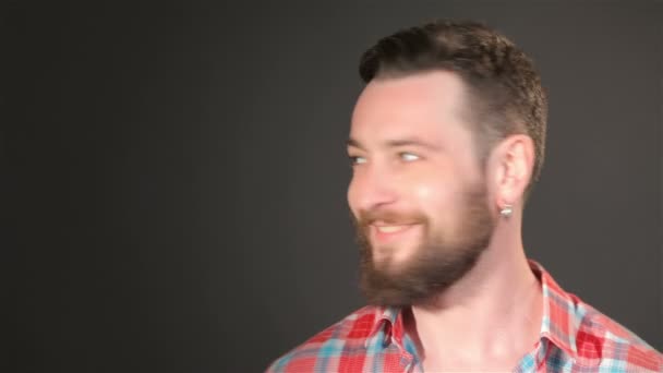 Szép szakállas férfi okaying — Stock videók