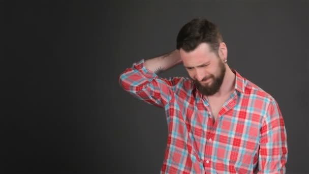 El hombre barbudo expresa molestia — Vídeo de stock