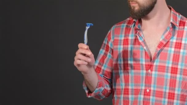 Hipster sostiene la afeitadora — Vídeo de stock