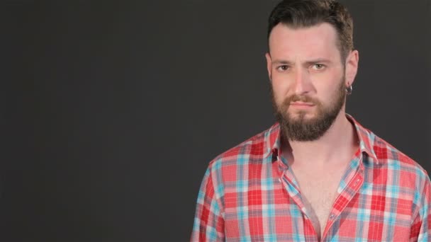 Бородатий чоловік дивиться на бритву — стокове відео