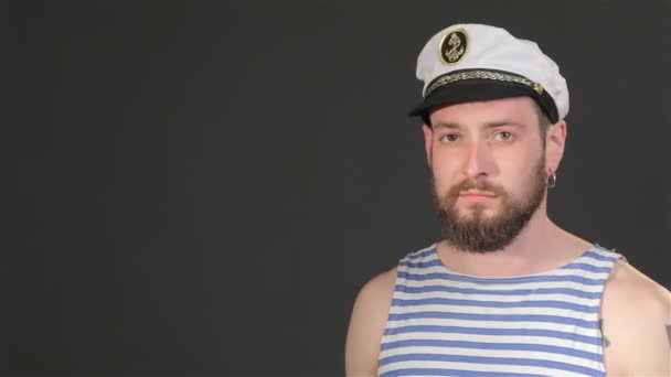 Jonge hipster legt zijn hand op zijn voorhoofd — Stockvideo