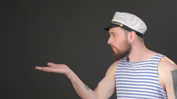 Вид сбоку бородатый капитан посылает воздушный поцелуй — стоковое видео