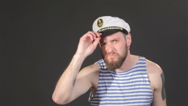 大胡子的船长整理自己 — 图库视频影像