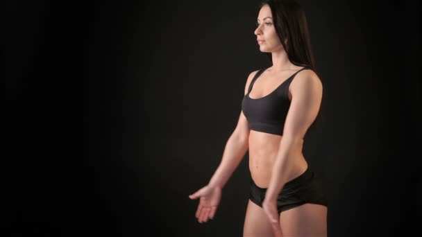 Fitness nő emeli a kezét, előtte — Stock videók