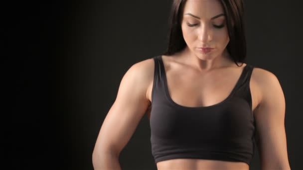 Mujer fitness mira su cuerpo — Vídeos de Stock