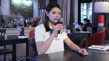 Biri restoranda kız bekler