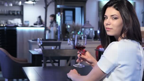 Girl poses at the restaurant — Stock Video