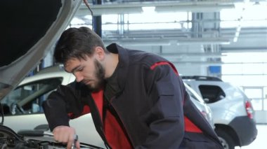 Tamirci anahtarı araba başlık altında araba servisi katlanmış.