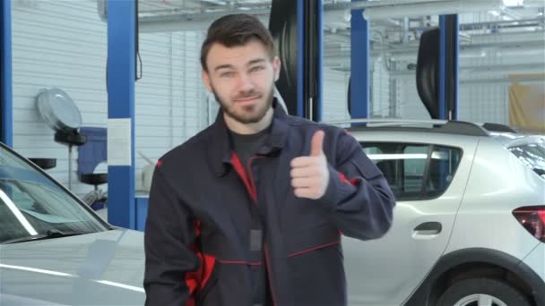 Mechanik ukazuje palcem na auto služby — Stock video