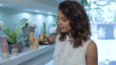 Kadın bir Granat çiçek dükkanında yemek alır