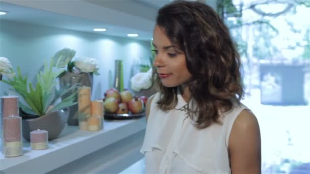 Mujer toma un granate del plato en la floristería — Vídeo de stock