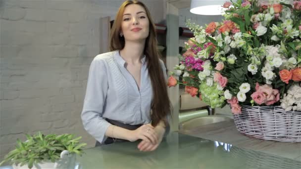 Florista femenina se apoya en su escritorio — Vídeos de Stock