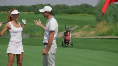 Eğitmen kadın golf hakkında söyler.