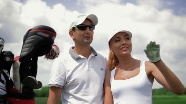 Mulher aponta no campo de golfe — Vídeo de Stock