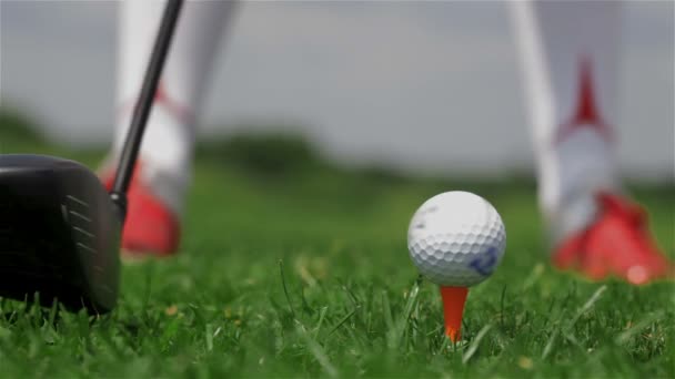 Jogador de golfe faz um tee shot — Vídeo de Stock