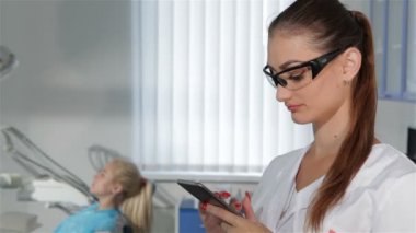 Dokunmatik ekran üzerinde diş uzmanı türleri smartphone vasıl kabine dişçi