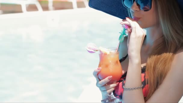 Woman drink cocktail near the swimming pool — Stok video