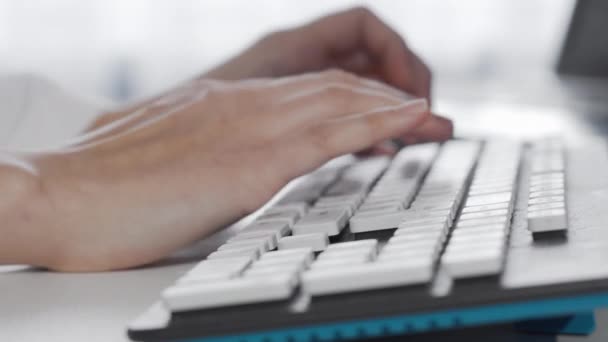 Женские руки, печатающие на клавиатуре компьютера — стоковое видео