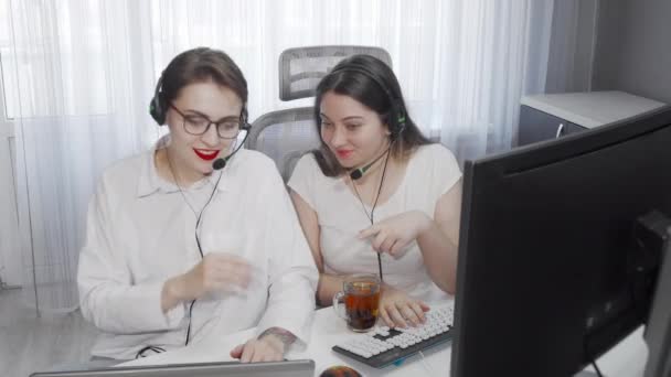 Top view laukaus kaksi naista Call Center operaattorit työskentelevät verkossa yhdessä — kuvapankkivideo