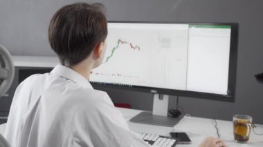 Bilgisayarında çalışırken kameraya gülümseyen kadın borsa simsarı.