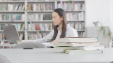 Üniversite kütüphanesinde okuyan tanınmayan bir kadın.