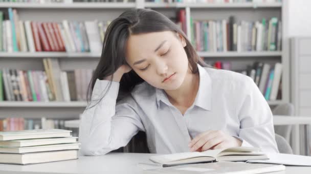Cansada estudiante se queda dormida mientras estudia — Vídeos de Stock