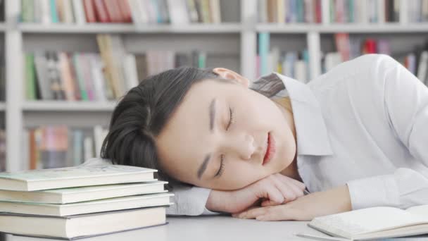 Kobieta student śpi na biurku po studiach — Wideo stockowe