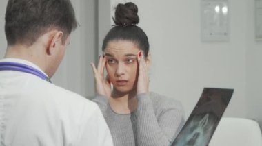 Korkunç migreni olan genç bir kadın doktoru ziyaret ediyor.